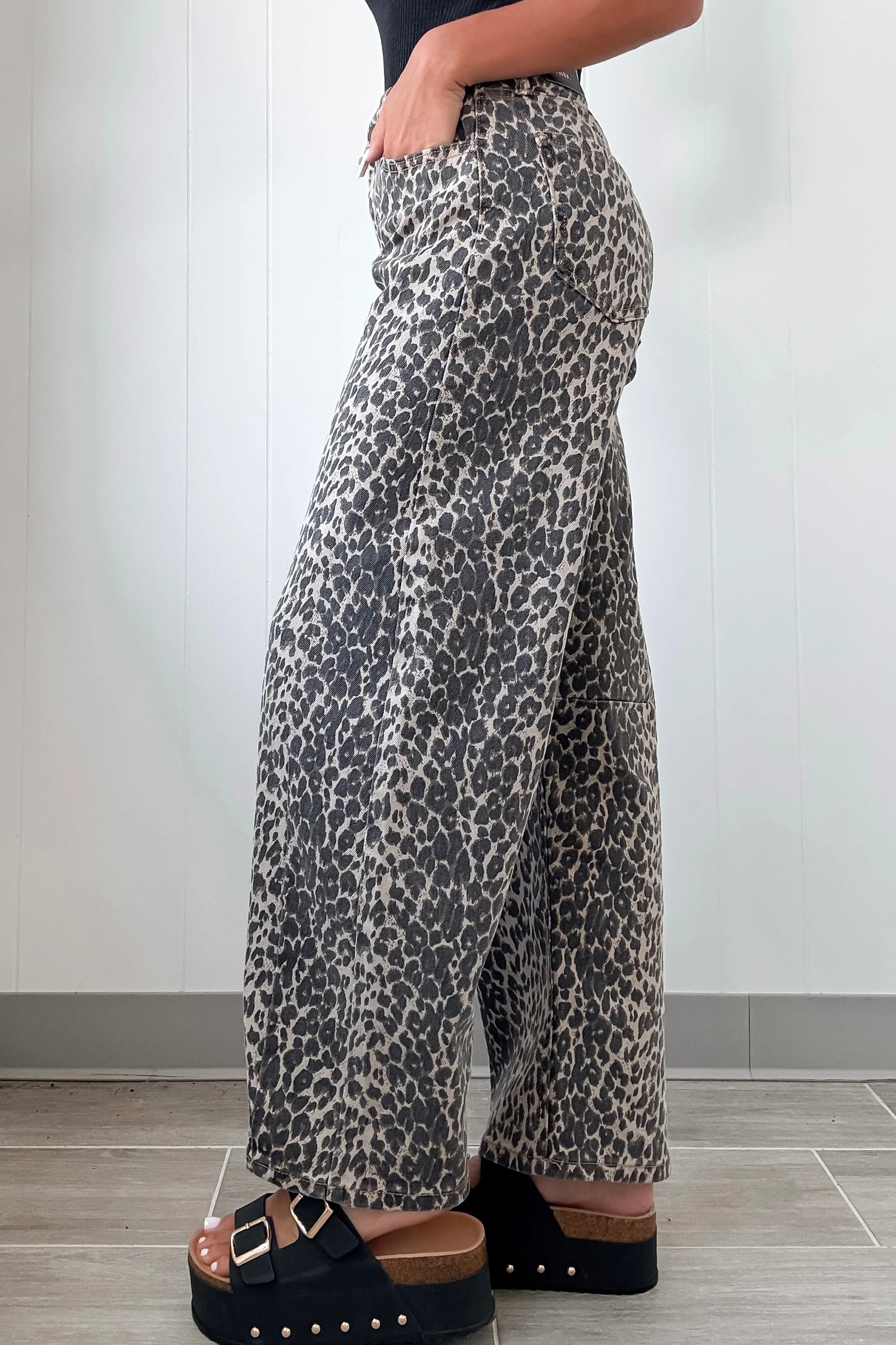 Jean Negro Animal Print Leopardo Estampado Tiro Alto Barrel - Image 3