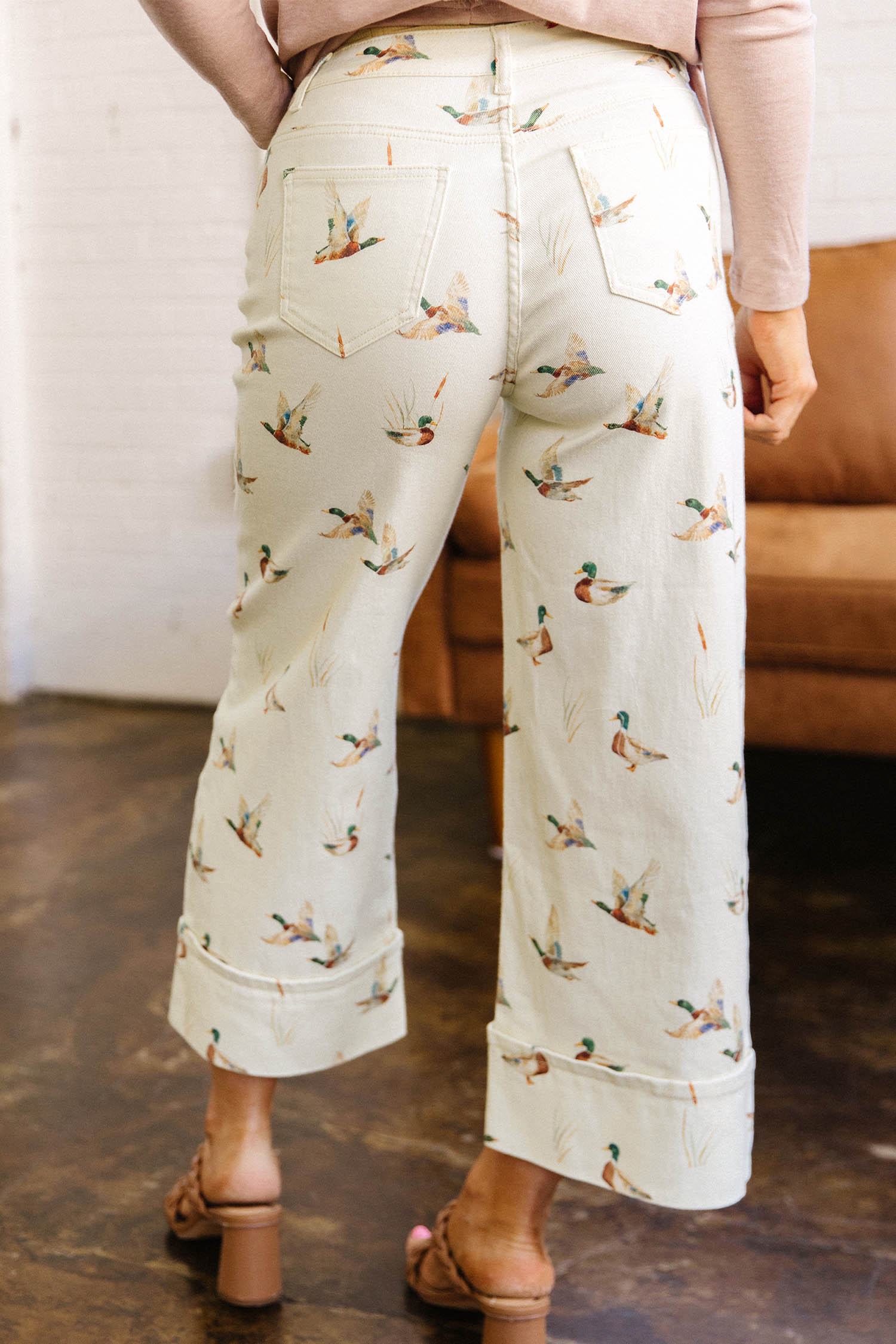 Jean Beige Con Estilo Verde Pato Estampado Con Puño Ruedo - Image 2