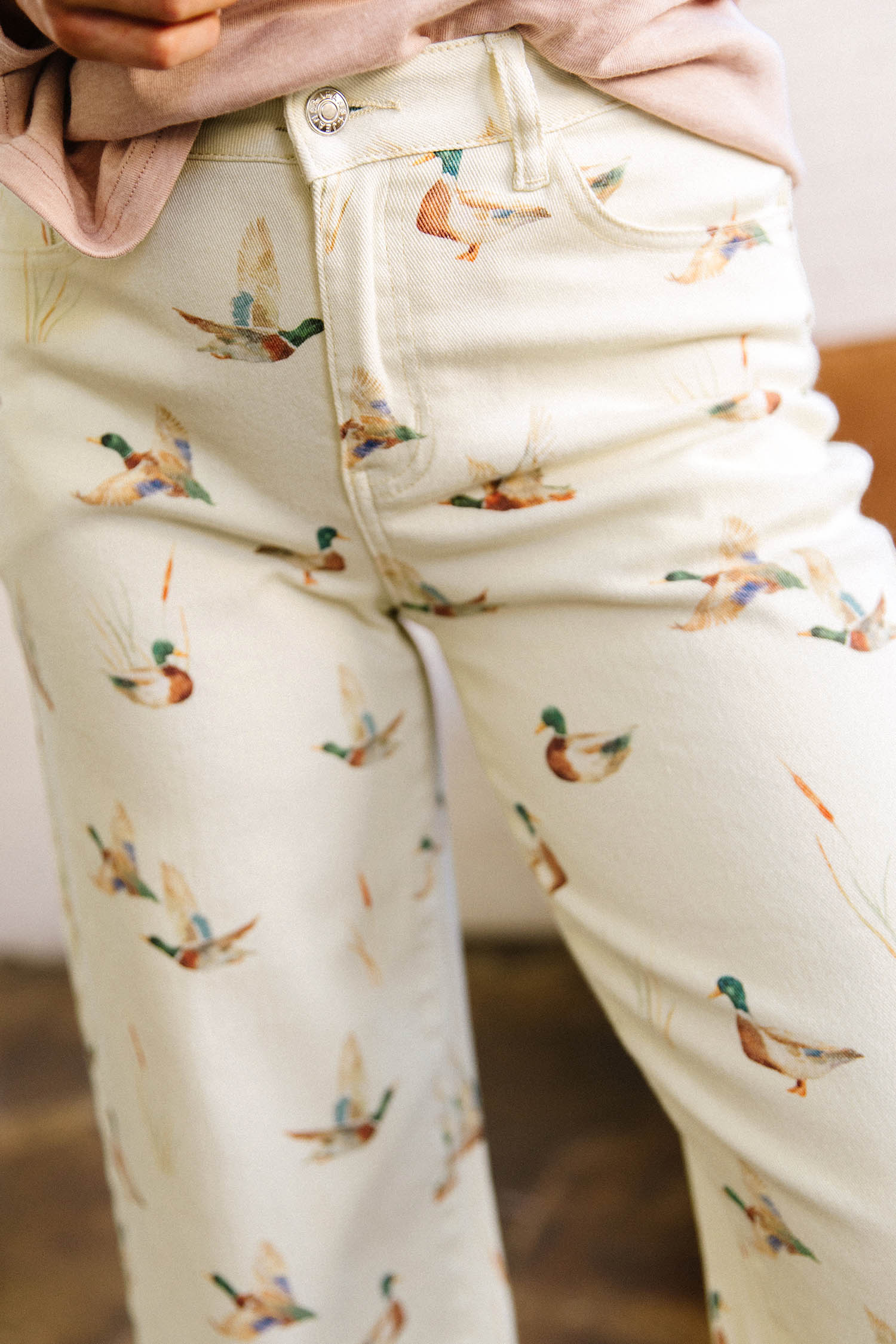 Jean Beige Con Estilo Verde Pato Estampado Con Puño Ruedo - Image 5