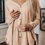 Camisa Gris Azulado Con Volados Escote V