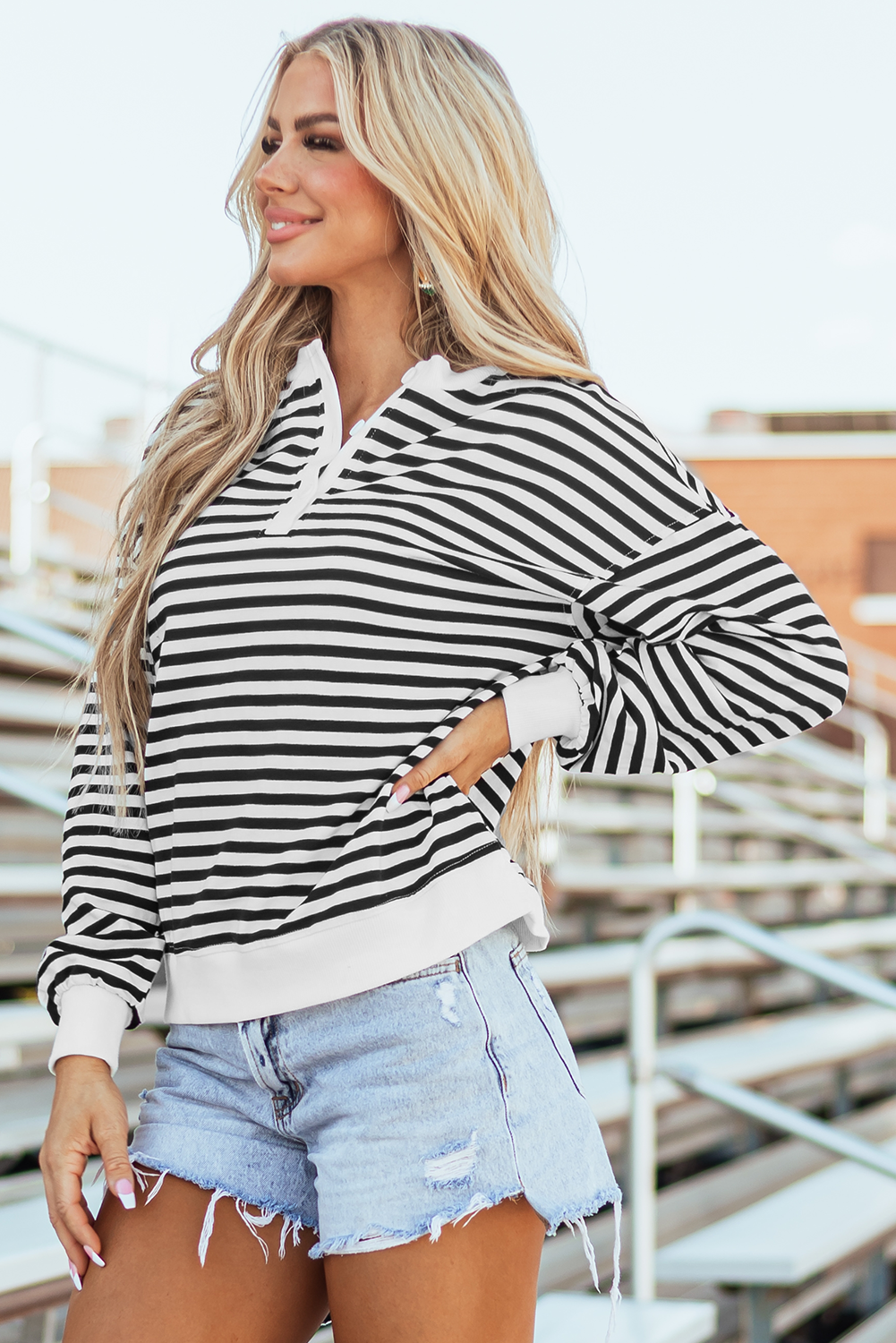 Buzo Blanco a Rayas Combinado Oversize Cuello Redondo - Image 3