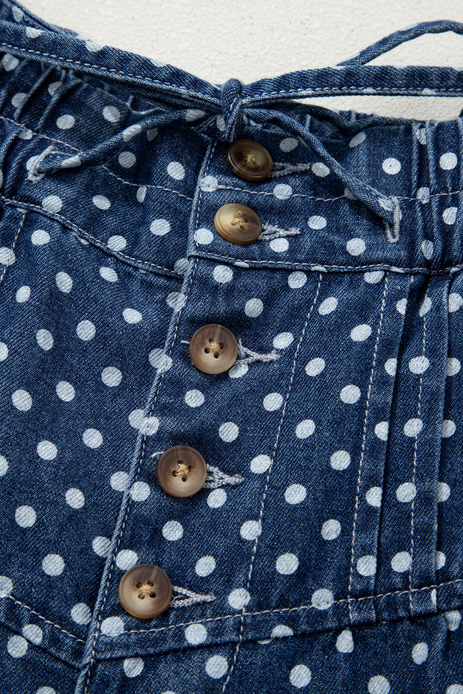 Jean Celeste Lunares Estampado Botón Plisado Detalle Pierna - Image 6