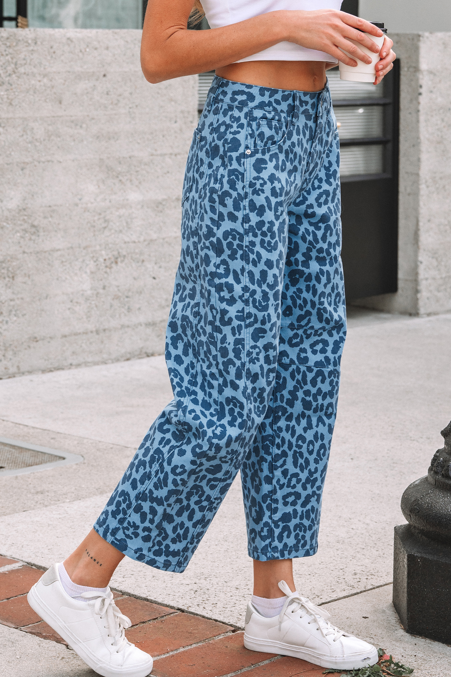 Jean Celeste Animal Print Leopardo Estampado Barrel Pierna - Image 3