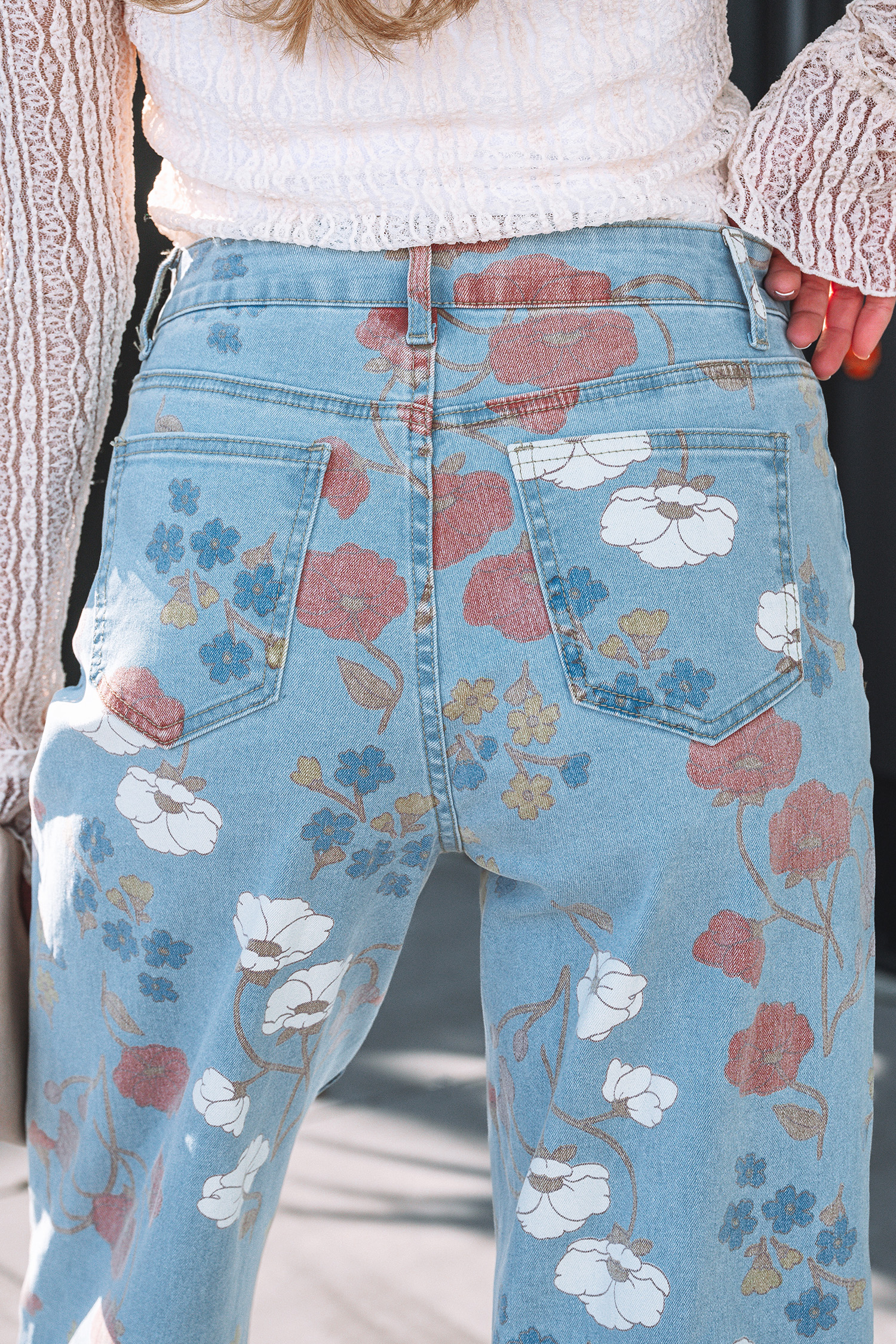 Jean Celeste Floral Estampado Crudo Ruedo Relajado - Image 6