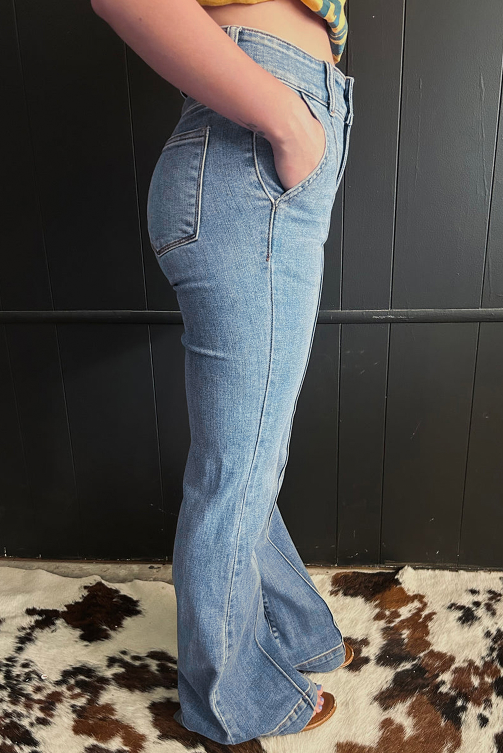 Jean Crepúsculo Azul 2 Botón Tiro Alto Vivo Ribete Bootcut - Image 3