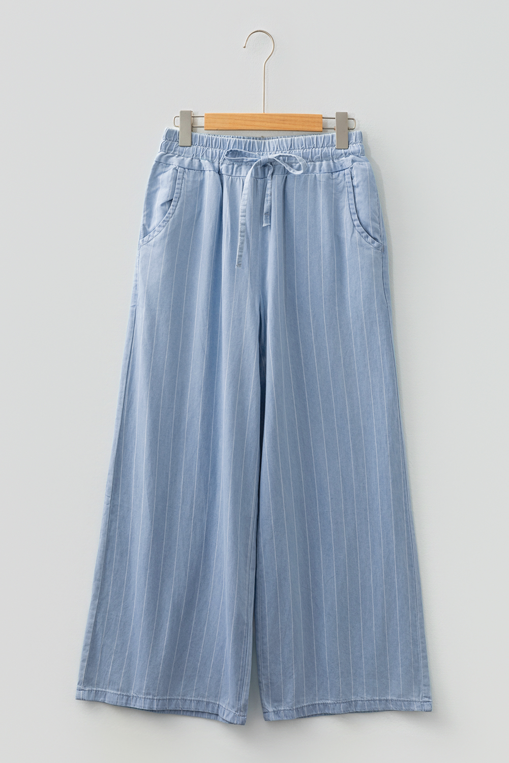 Pantalón Celeste Rayas Chambray Pierna Ancha Atado Elástico - Image 3