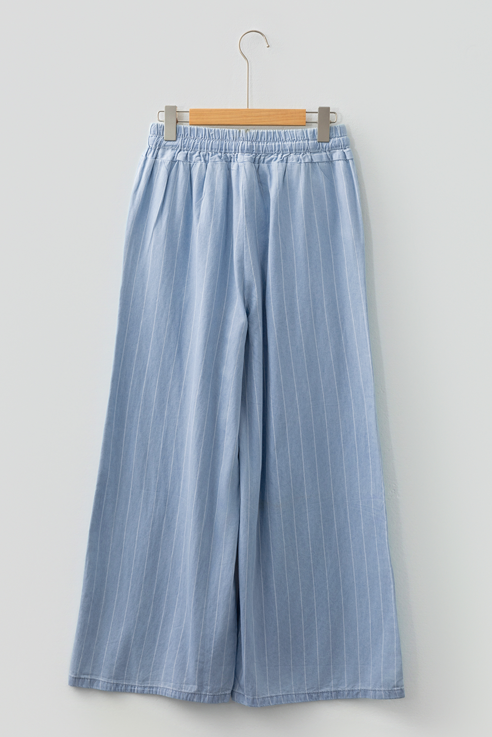 Pantalón Celeste Rayas Chambray Pierna Ancha Atado Elástico - Image 4