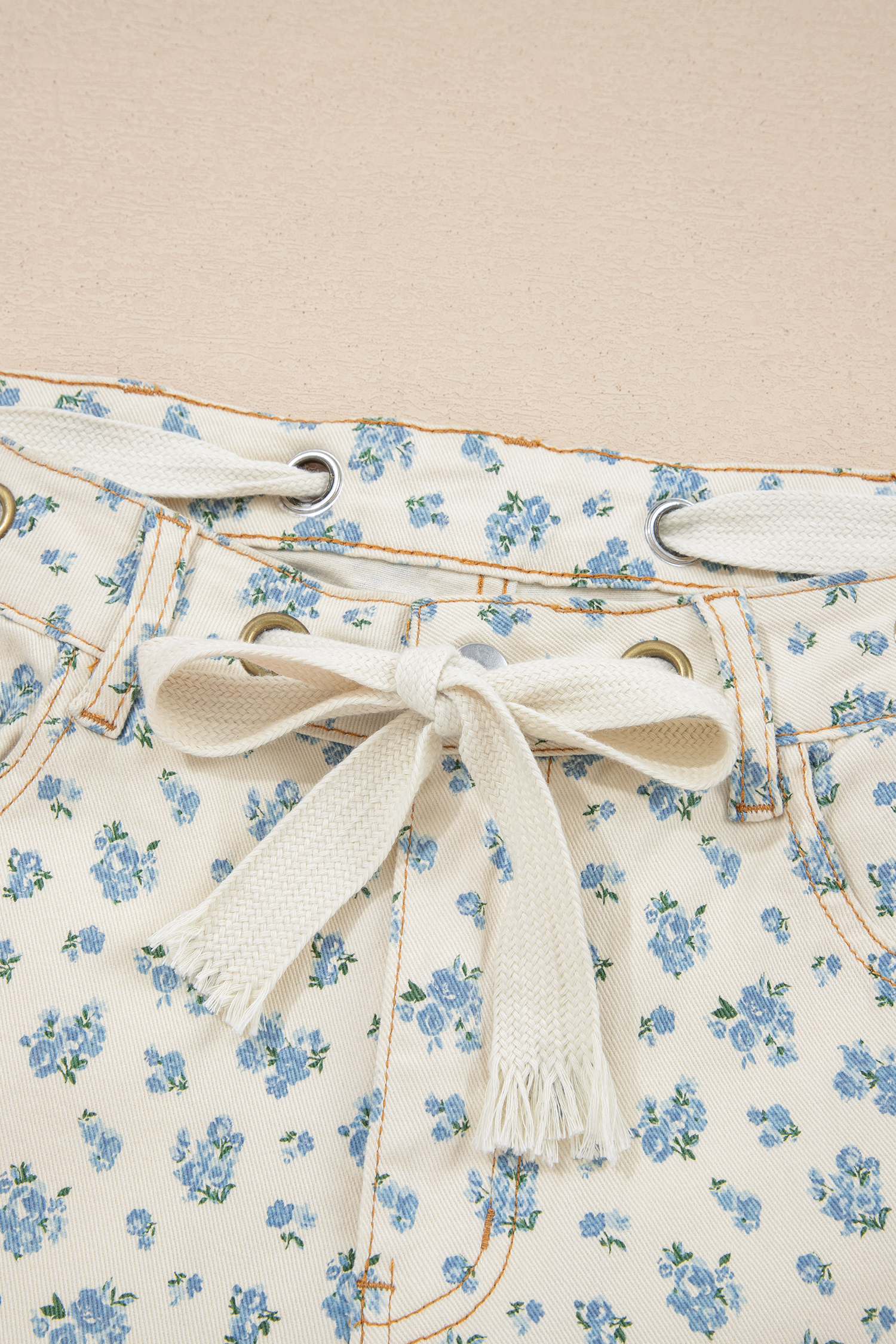 Jean Beige Con Ojales Nudo Cintura Floral Barrel Pierna - Image 6