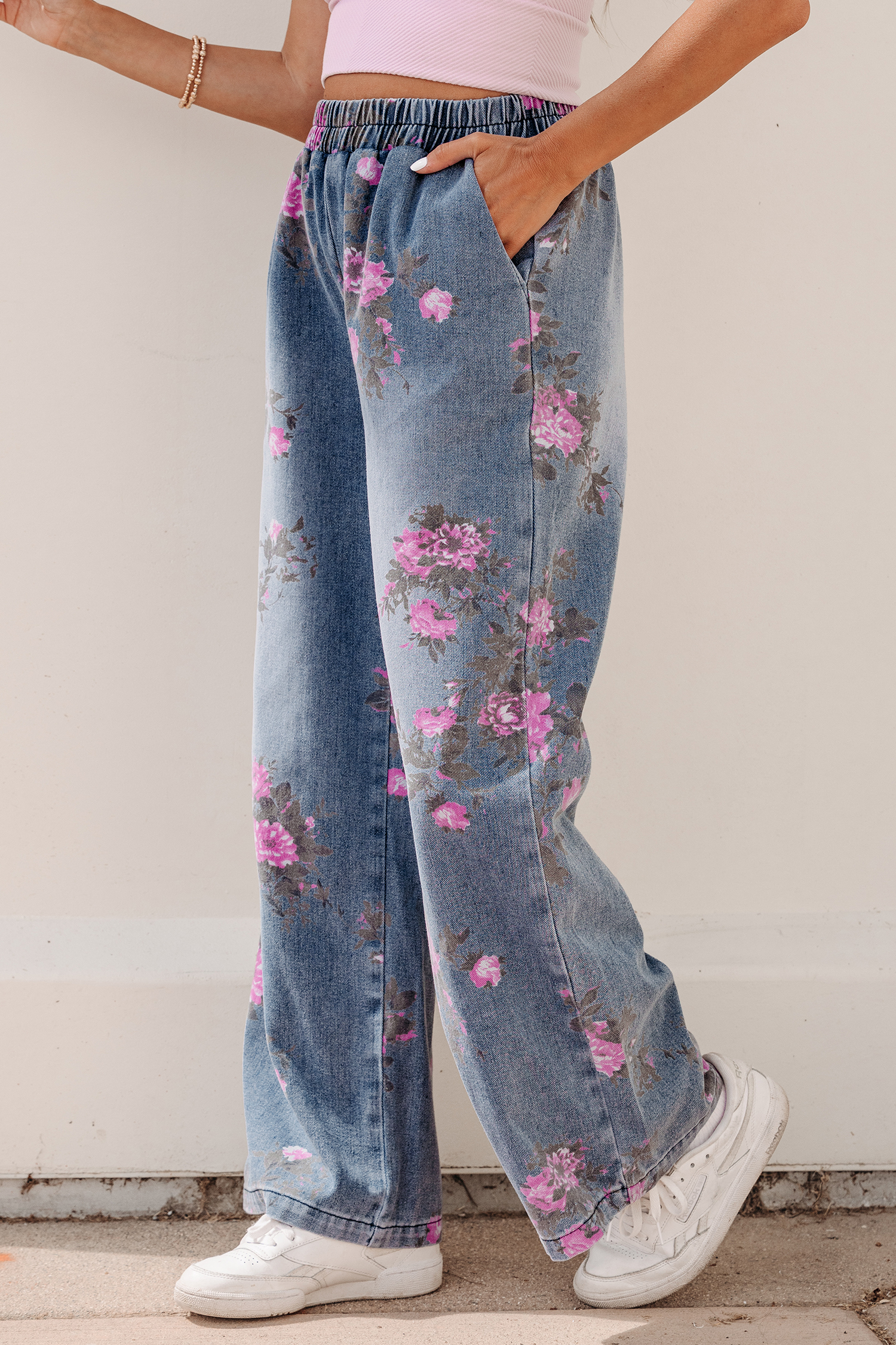 Jean Azul Floral Estampado Elástico Cintura Con Tirador - Image 3