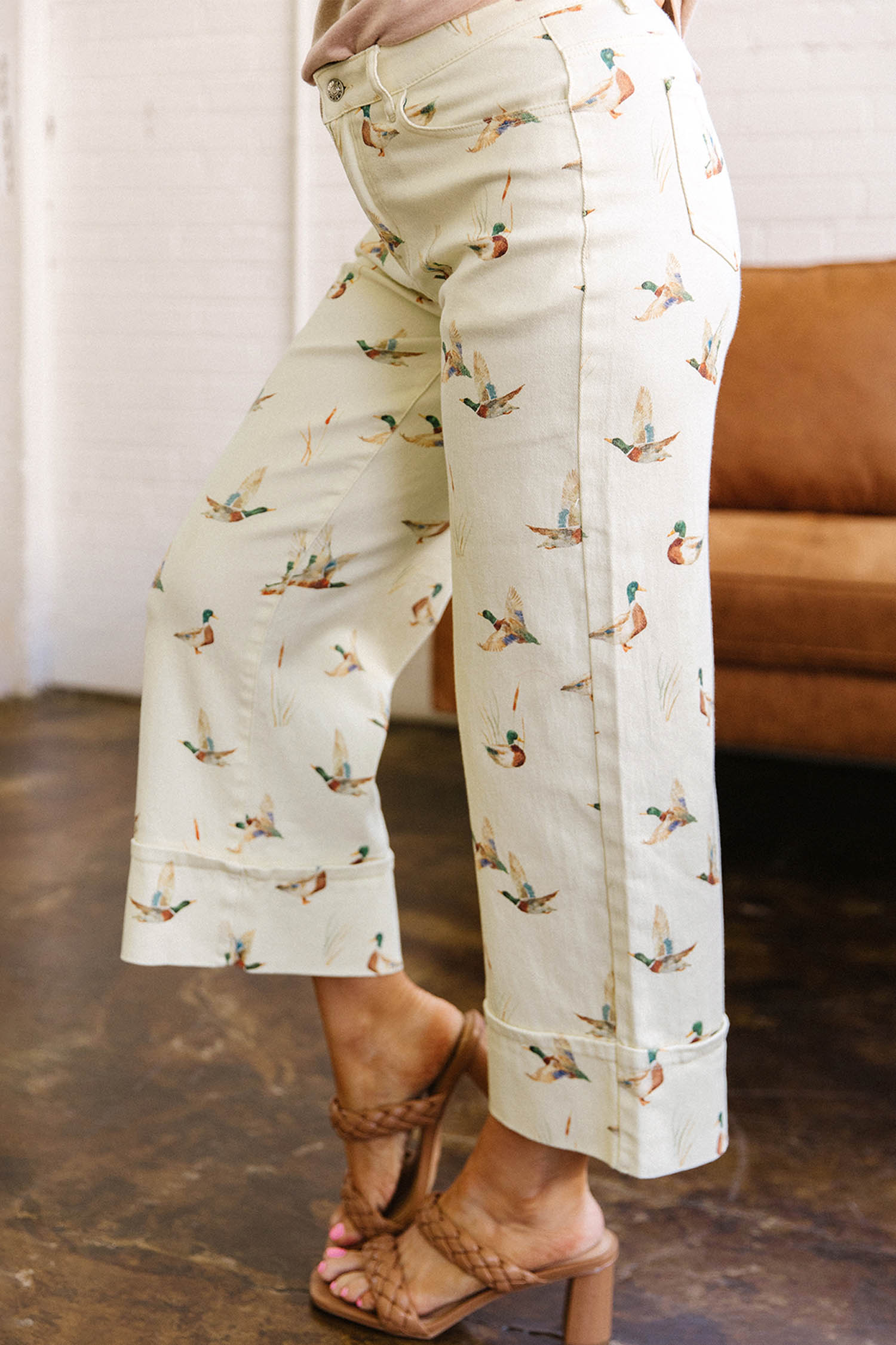 Jean Beige Con Estilo Verde Pato Estampado Con Puño Ruedo - Image 3