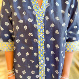 Blusa Azul Floral Manga Corta Escote V