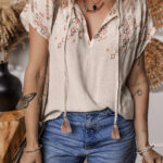 Blusa Gris Azulado Bordado Manga Corta Escote V