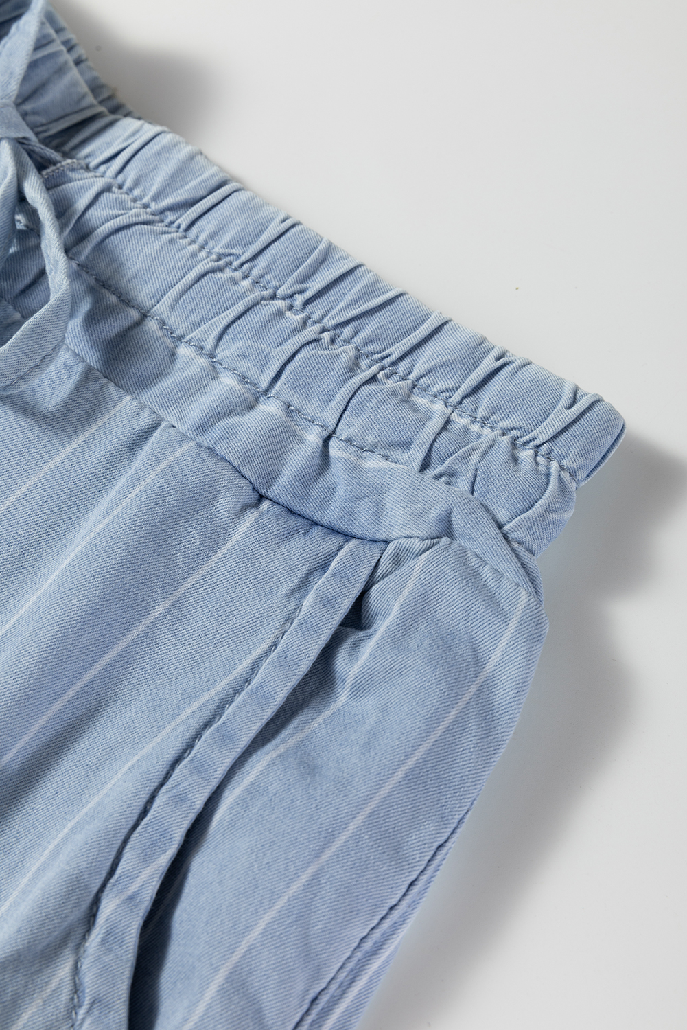 Pantalón Celeste Rayas Chambray Pierna Ancha Atado Elástico - Image 5