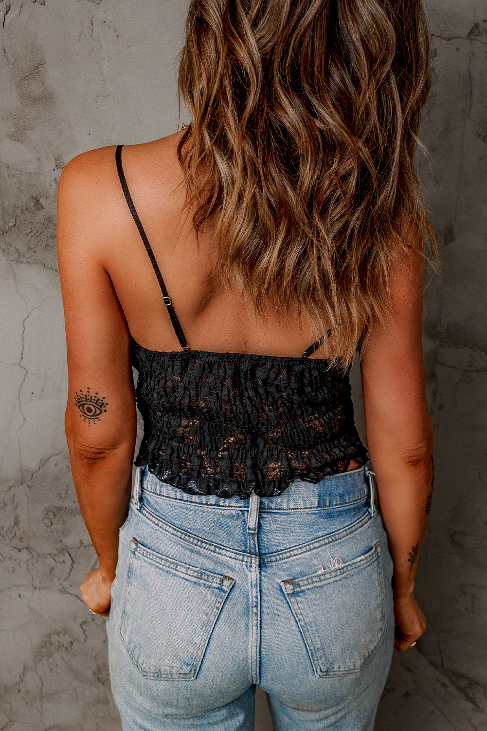 Top Corto Negro Crochet Tipo Bralette - Image 2