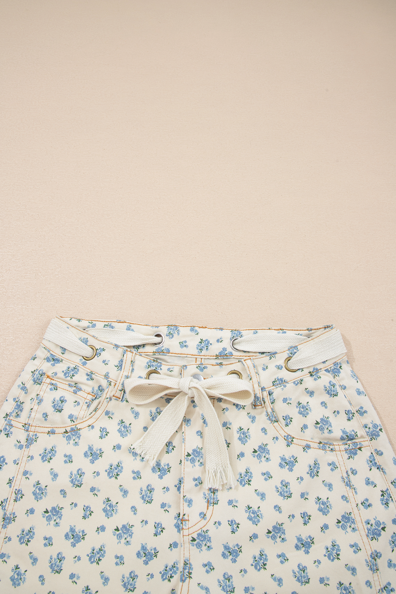 Jean Beige Con Ojales Nudo Cintura Floral Barrel Pierna - Image 5