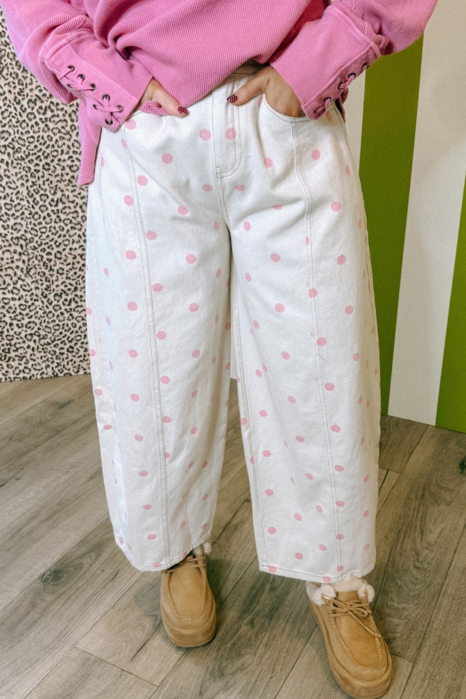 Jean Rosa Lunares Estampado Con Costura Detalle Barrel - Image 3