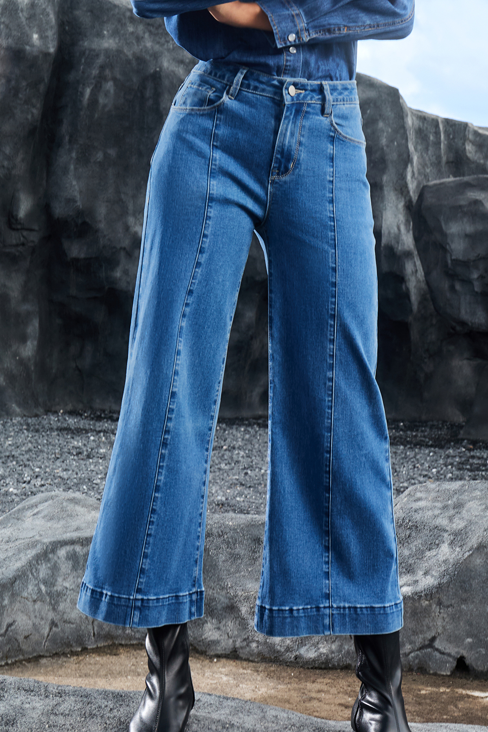 Jean Oscuro Azul Liso Con Costura Detalle Oxford Al Tobillo - Image 6