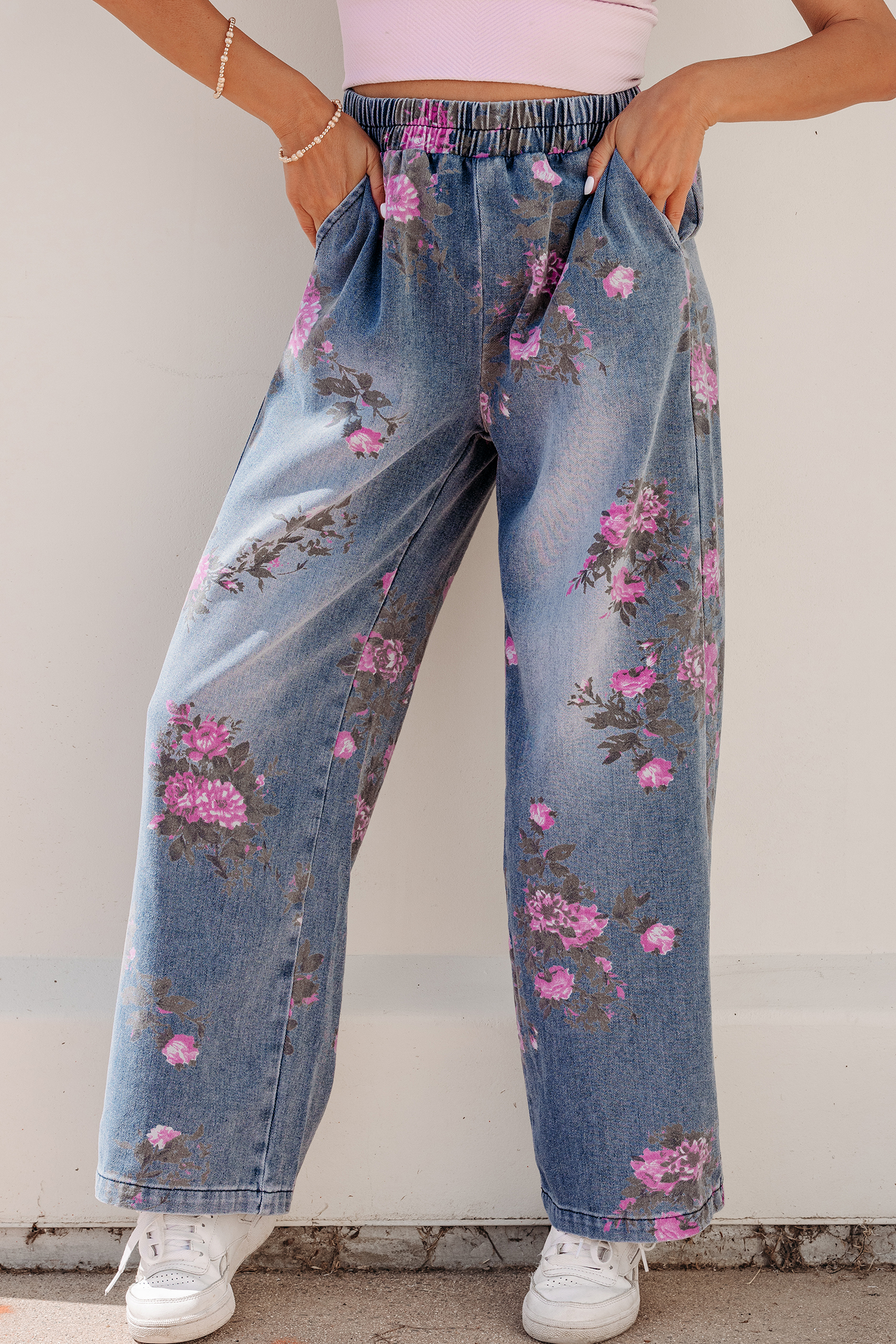 Jean Azul Floral Estampado Elástico Cintura Con Tirador - Image 5