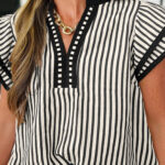 Blusa Negro a Rayas Con Volados Manga Corta Escote V