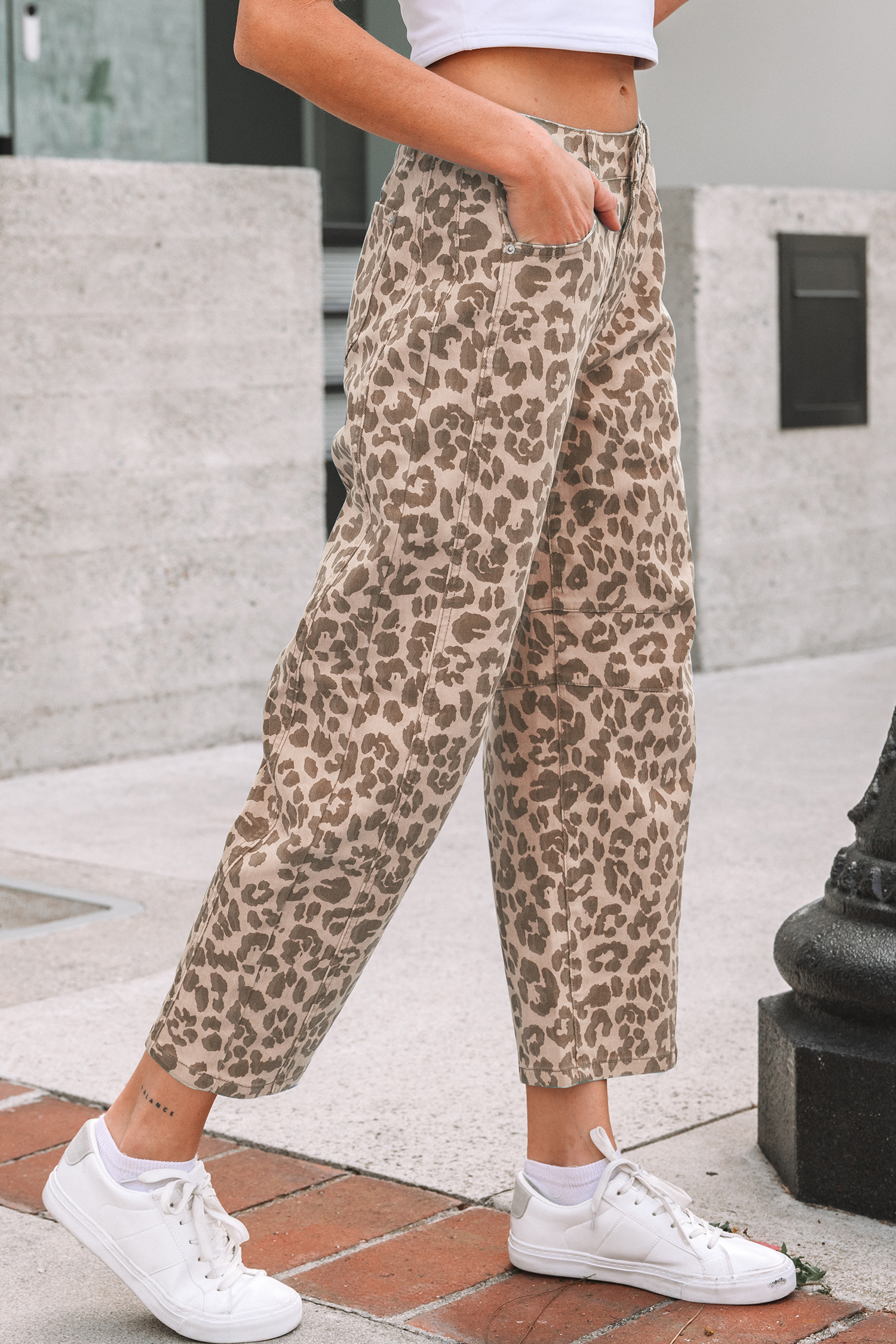 Jean Caqui Animal Print Leopardo Estampado Barrel Pierna - Image 3