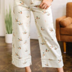 Jean Beige Con Estilo Verde Pato Estampado Con Puño Ruedo
