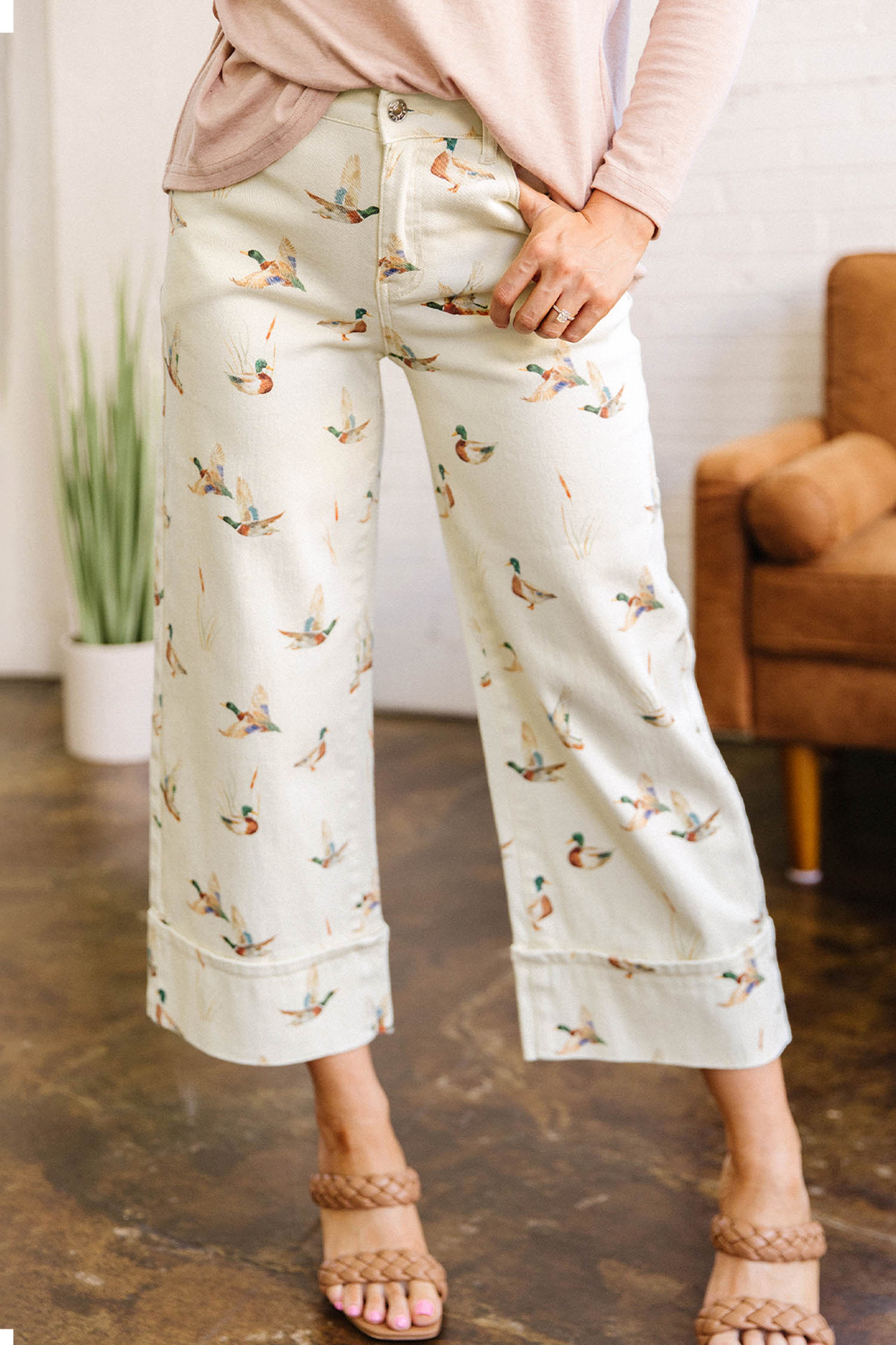 Jean Beige Con Estilo Verde Pato Estampado Con Puño Ruedo